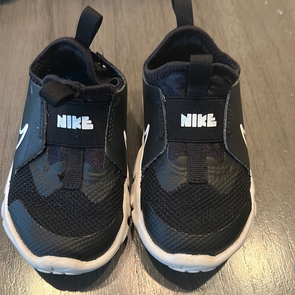 toddler Nikes size 6c black